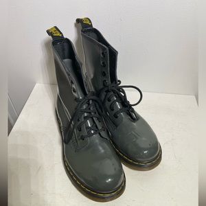 DOC MARTENS #1460 Women’s Lace Up Combat Boots in Grey Patent Leather Size 8
